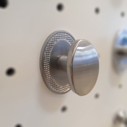 Puxador Beetle com Base Granada Cromado Escovado Zen