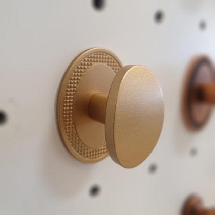 Puxador Beetle com Base Granada Dourado Matte Zen