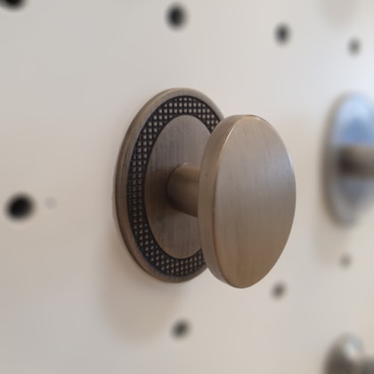 Puxador Beetle com Base Granada Níquel Velho Zen