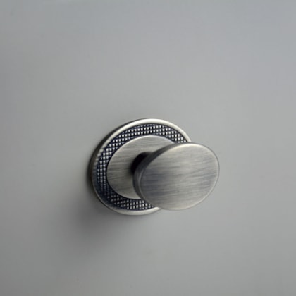 Puxador Beetle com Base Granada Níquel Velho Zen