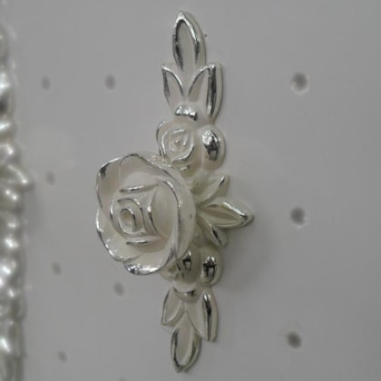 Puxador Floral Branco Provençal 165 com espelho médio